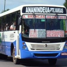 Um ônibus branco e roxo