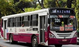 Um ônibus branco e roxo