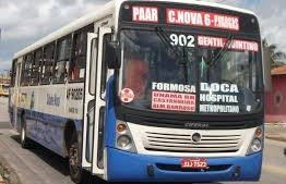 Um ônibus branco e azul