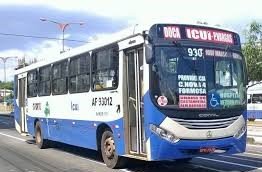 Um ônibus branco e azul
